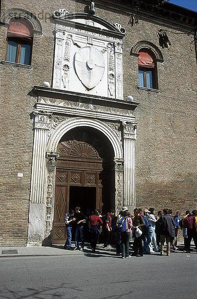 Touristen in der Nähe von Palace  Palazzo Schifanoia  Provinz Ferrara  Emilia-Romagna  Italien