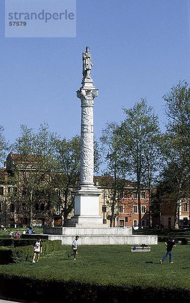 Touristen in der Nähe von Ludovico Ariosto Statue  Piazza Ariostea  Provinz Ferrara  Emilia-Romagna  Italien