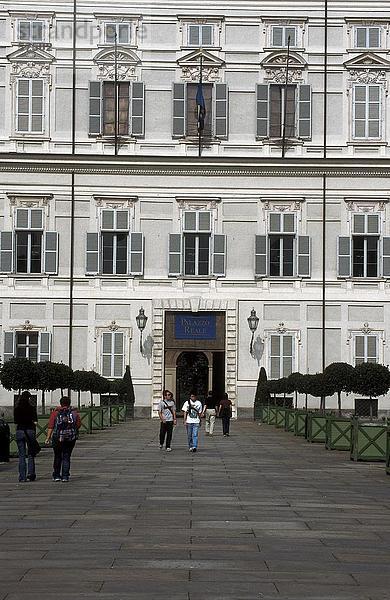 Touristen an Palace  Royal Palace von Turin  Turin  Piemont  Italien
