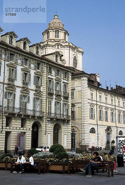 Touristen sitzen in der Nähe von Palace  Royal Palace von Turin  Turin  Piemont  Italien
