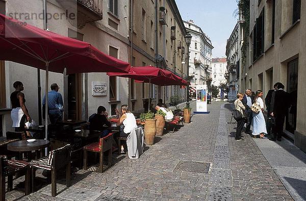 Menschenbei Sidewalk Cafe  Turin  Piemont  Italien