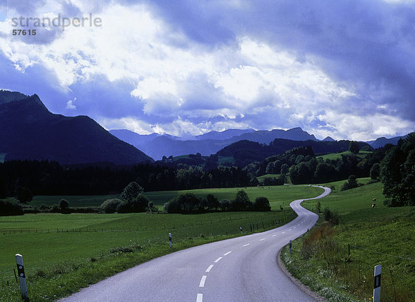 Straße passieren Landschaft  Samerberg  Bayern  Deutschland