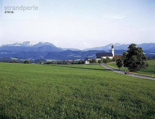 Pfad  durch ländliche Landschaft  Pilgerfahrt der Kirche  Wilparting  Irschenberg  Bayern  Deutschland