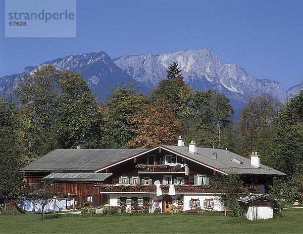 Bauernhof Gebäude im Feld  Berchtesgaden  Bayern  Deutschland