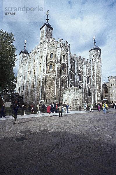 Touristen vor der historischen Gebäude  The White Tower  Tower of London  London  England