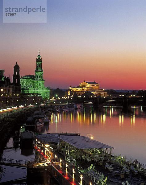 hoch oben Flussufer Ufer beleuchtet Großstadt Dresden Abenddämmerung Deutschland Sachsen