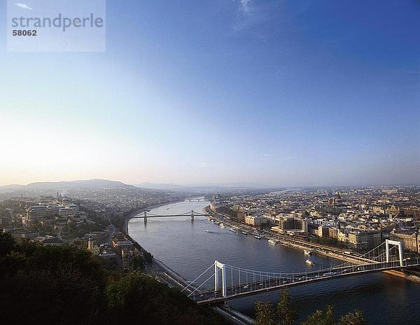 Luftbild von einer Stadt  Donaubrücke  Budapest  Ungarn