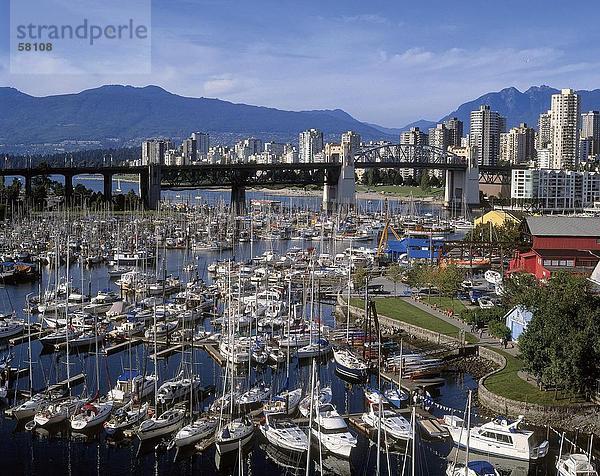 Erhöhte Ansicht der Boote im Hafen  Granville Island  Vancouver  British Columbia  Kanada