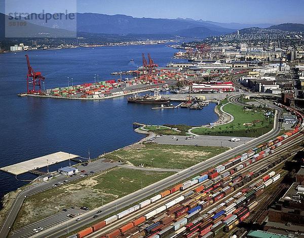 Luftbild von Frachtcontainern im Hafen  Vancouver  British Columbia  Kanada