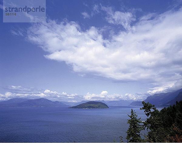 Insel unter bewölkten Himmel  Vancouver Island  British Columbia  Kanada