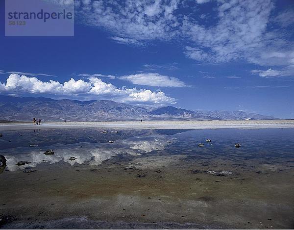 Salzsee in der Nähe eines Berges  Badwater  Death Valley National Park  Death Valley  Kalifornien  USA