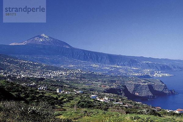 Erhöhte Ansicht der Küste  Orotava-Tal  Mt Teide  Teneriffa  Kanaren  Spanien