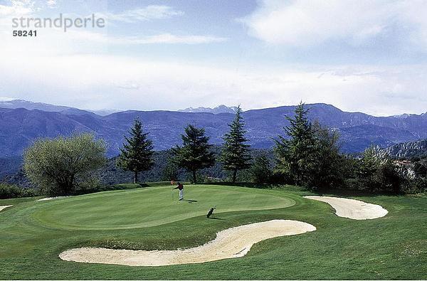 Vogelperspektive Blick auf einem Golfplatz mit Bergen im Hintergrund  Monaco  Monte-Carlo  Cote d Azur  Frankreich