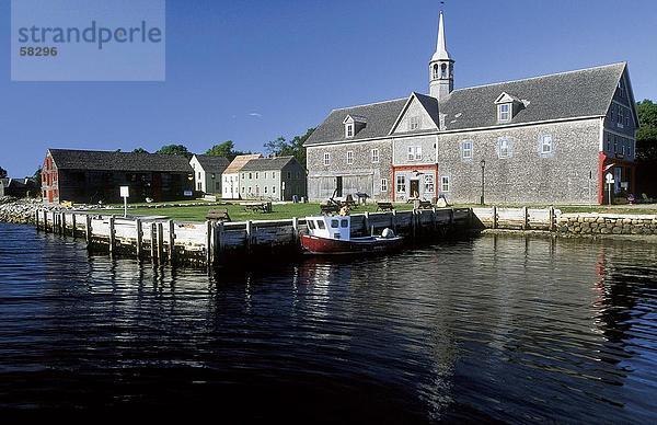 Boot Ankern vor der Kirche  Shelburne  Nova Scotia  Kanada