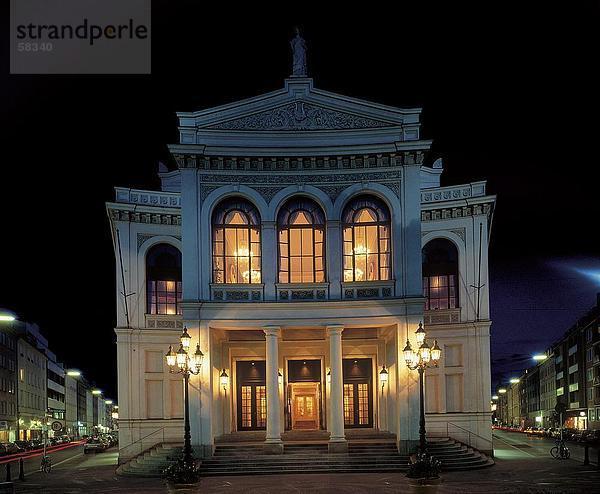 Theatergebäude beleuchtet nachts  Staatstheater  Gaertnerplatz  München  Bayern  Deutschland