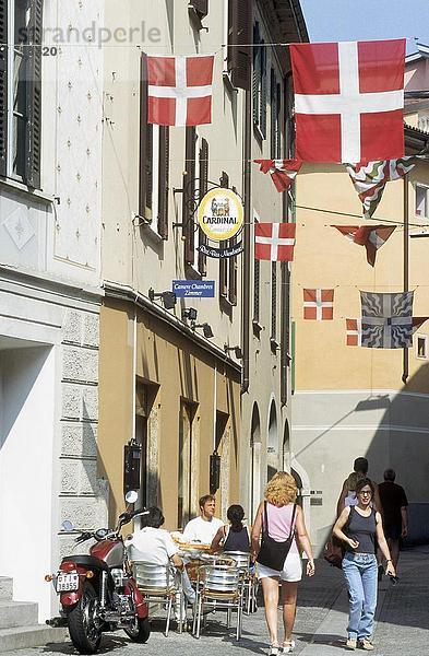 Menschen in der Street  Mendrisio  Tessin  Schweiz