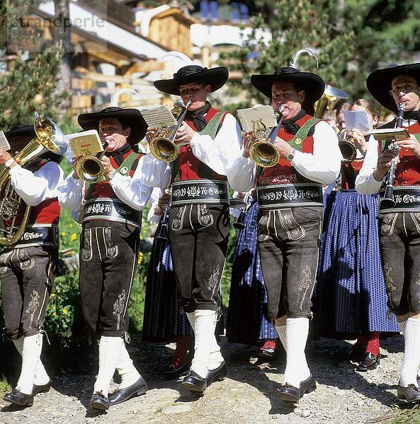 Musiker spielen Trompeten  Südtirol  Italien