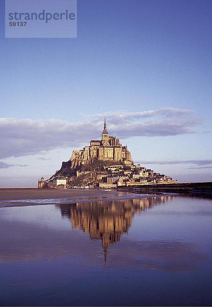 Reflexion des Mont Saint-Michel in Wasser  Normandie  Frankreich  Europa