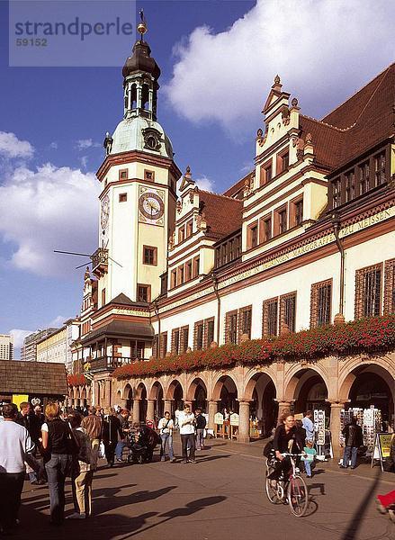 Große Gruppe von Menschen zu Fuß an Rathaus  Niedersachsen  Deutschland  Europa