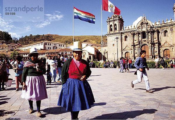 Große Gruppe von Menschen zu Fuß an Gebäude  Cuzco  Peru  Südamerika