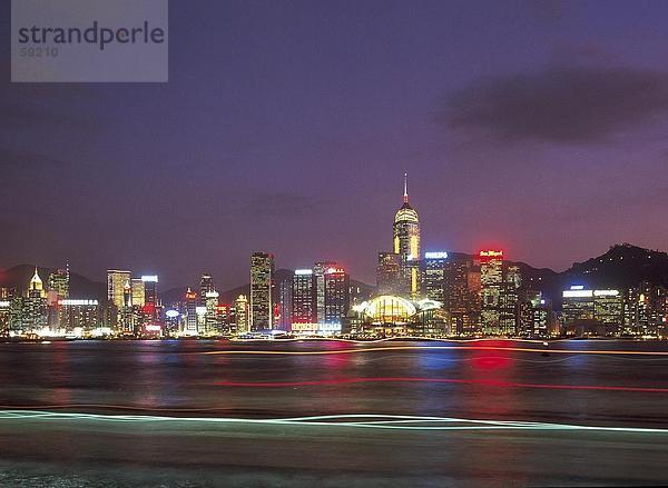 Wolkenkratzer beleuchtet in der Dämmerung  Hong Kong  China  Asien