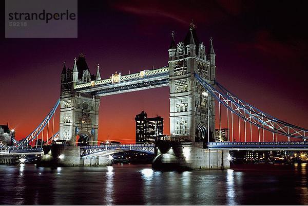 Brücke beleuchtet nachts  London Bridge  London  Frankreich  Europa