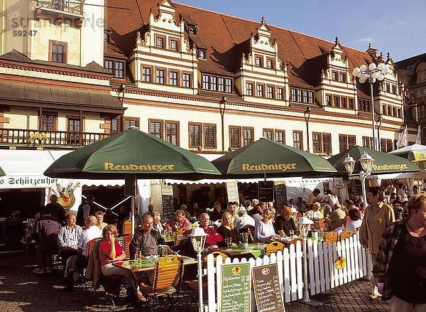 Touristen am Bürgersteig Café  Niedersachsen  Deutschland  Europa