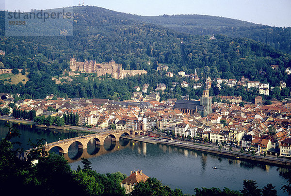 Erhöhte Ansicht der Fluss  Neckar  Heidelberg  Deutschland  Europa