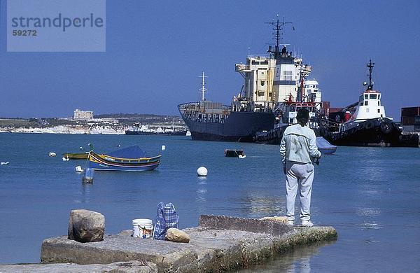 Fischereihafen Fischerhafen stehend Europa Mann Rückansicht Ansicht Malta