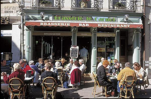 Touristen sitzen an outdoor-Café  Beaune  Burgund  Frankreich