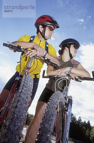 Untersicht Paares mit Fahrrädern