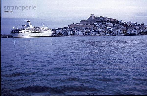 nahe Großstadt Anker werfen ankern Schiff Kreuzfahrtschiff Abenddämmerung Ibiza Spanien