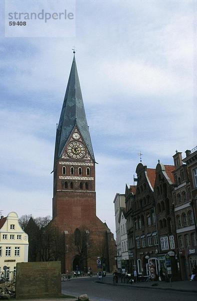 Turmuhr gegen blauen Himmel  St. Johanniskirche  Lüneburg  Niedersachsen  Deutschland