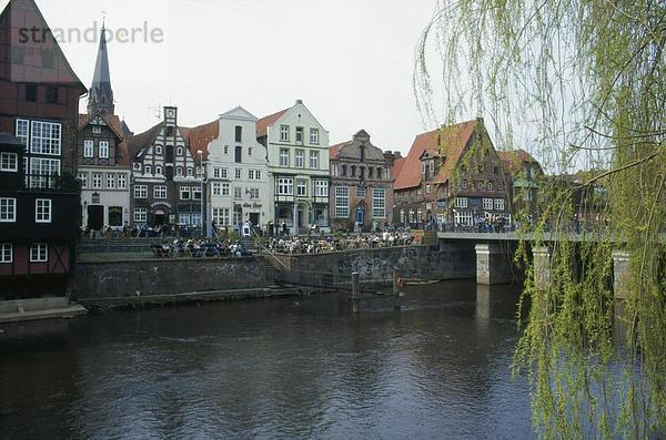 Gebäude-Fluß entlang  River Lune  Lüneburg  Niedersachsen  Deutschland  Europa
