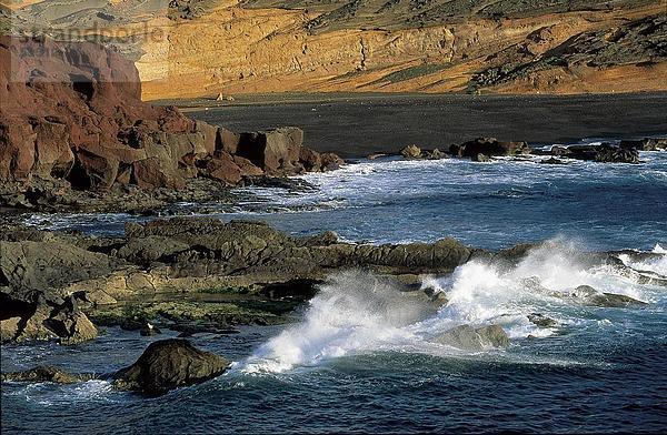 Küste Wasserwelle Welle Meer Zusammenstoß Kanaren Kanarische Inseln Lanzarote Spanien