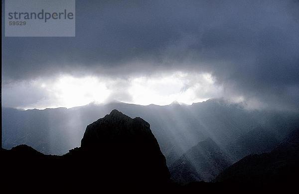 Sonnenstrahlen auf ein Gebirge  Teneriffa  La Gomera  Kanaren  Spanien