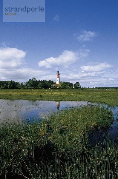 Reflexion der Leuchtturm in Teich  Schleswig-Holstein  Deutschland  Europa