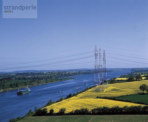 Strommasten entlang River  Rendsburg  Schleswig-Holstein  Deutschland  Europa