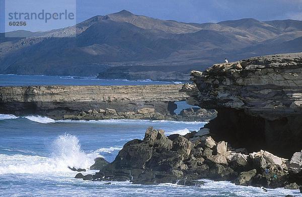 Felsen Küste Meer Kanaren Kanarische Inseln Fuerteventura Spanien Wellen brechen