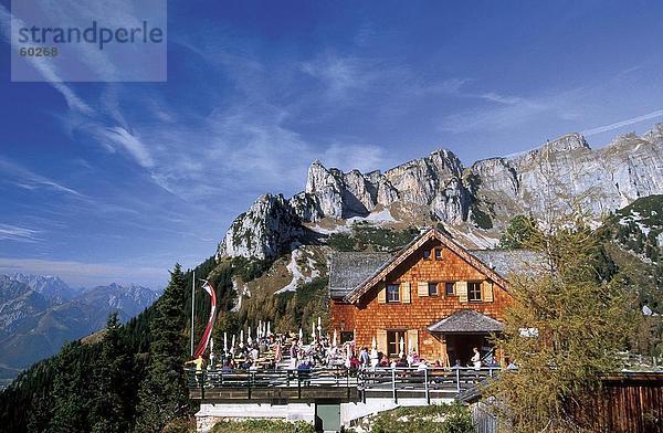 Touristen auf Balkon eines Resort  Rofangebirge  Tirol  Österreich