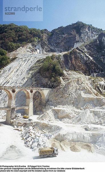 LKW auf eine Marmorbruch Carrara  Toskana  Italien