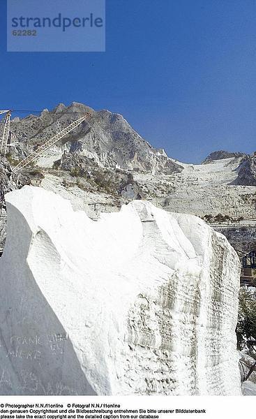 Krane in eine Marmorbruch Carrara  Toskana  Italien