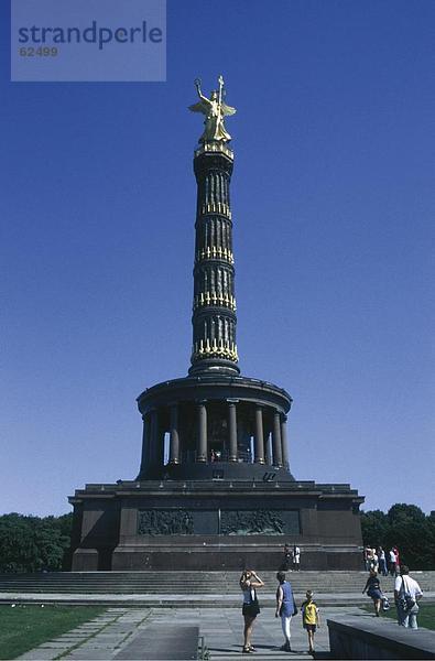 Touristen in der Nähe von Denkmal  Engel auf Siegessäule  Park Tiergarten  Berlin  Deutschland