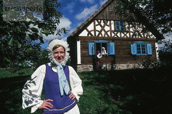 Porträt von Frau in traditioneller Kleidung  Olsztynek  Masuren  Polen