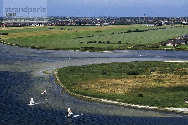 Erhöhte Ansicht Windsurfing Boards in Meer  Schleswig-Holstein  Deutschland  Europa