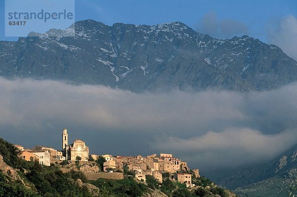 Luftbild der Stadt an der Mountain in der Dämmerung  Balagne  Frankreich