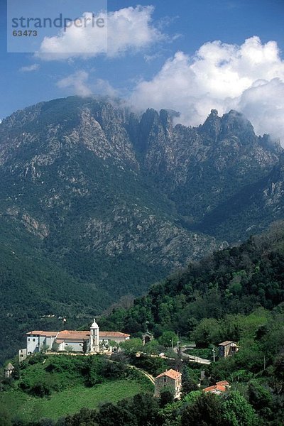 Erhöhte Ansicht der Kirche auf dem Hügel  Korsika  Frankreich