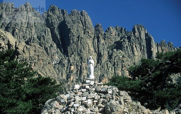 Statue über Haufen von Steinen  Bavella  Korsika  Frankreich