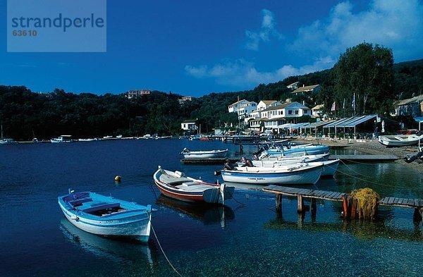 Boote vor Anker in Harbor  Agios Stefanos  Attica  Griechenland