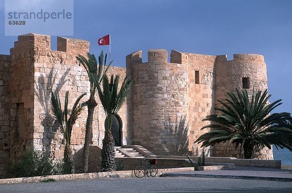 Burg am Straßenrand unter klaren blauen Himmel  Bordj El-Kebir  Djerba  Tunesien